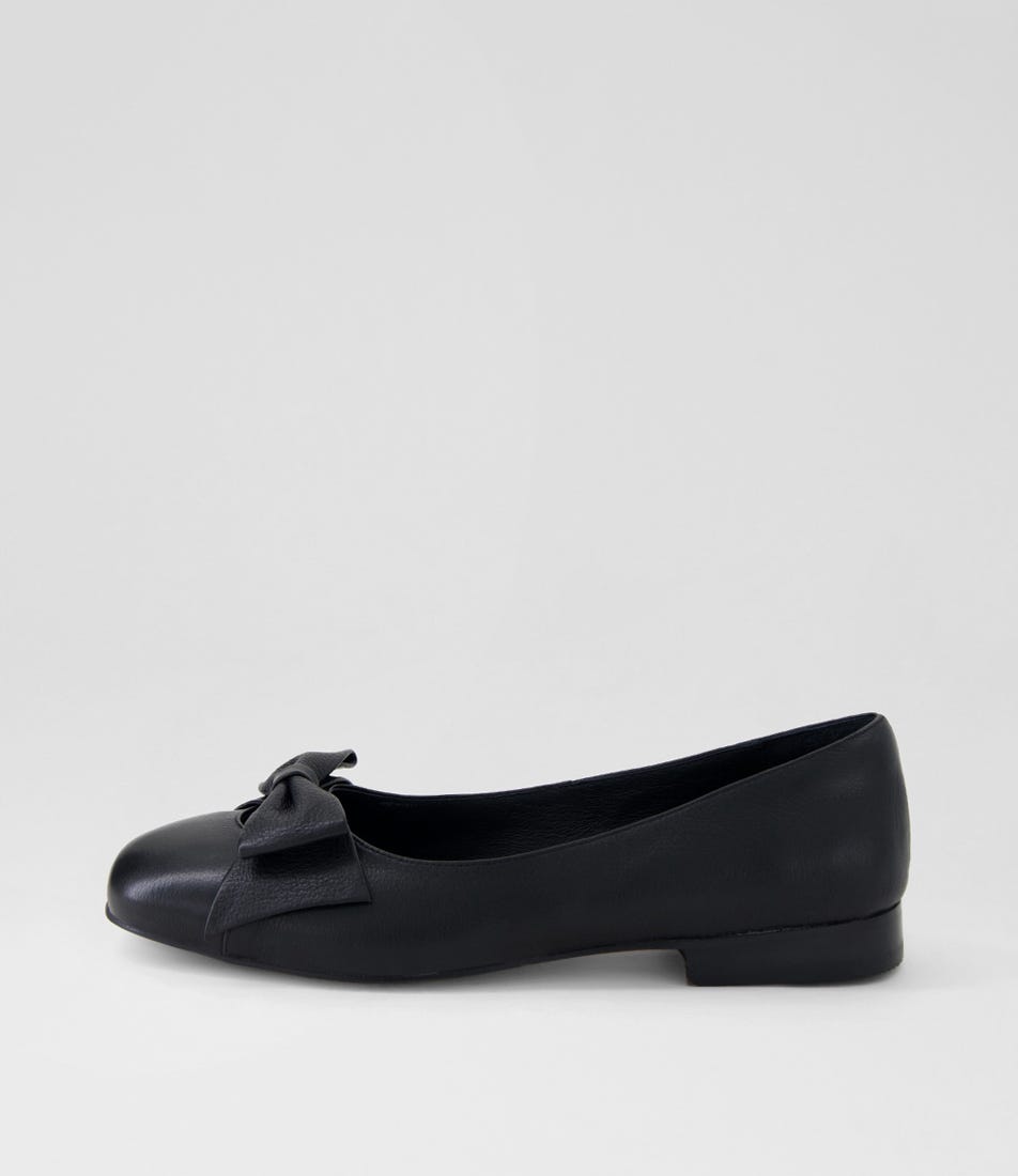 Debbine W Black Leather Ballet Flats